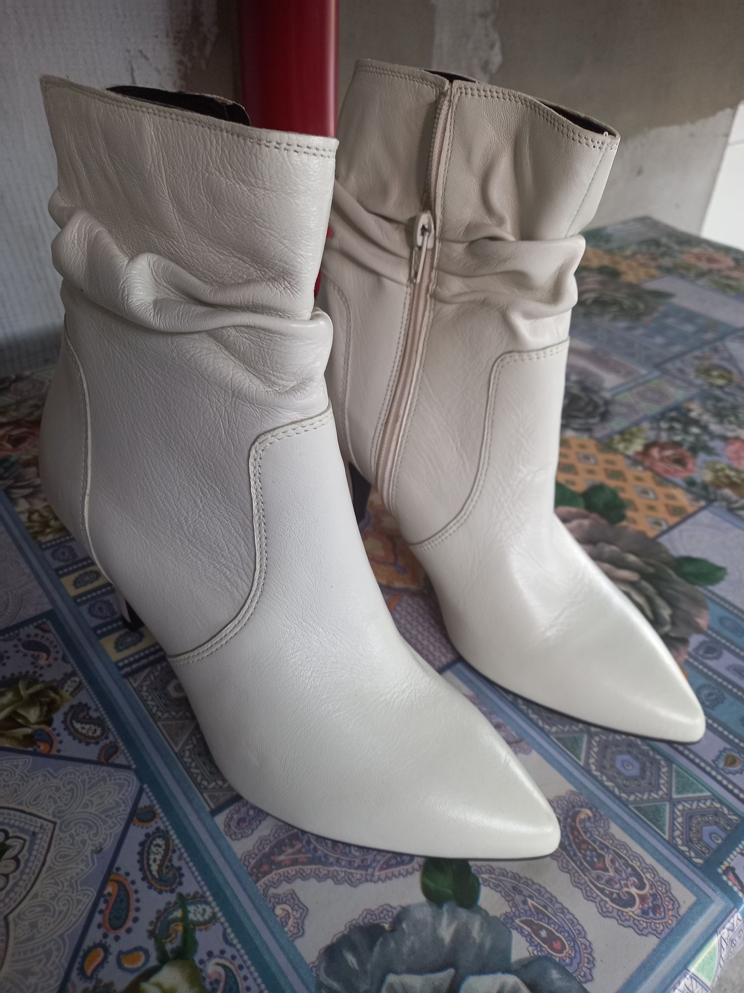Vand botine albe
