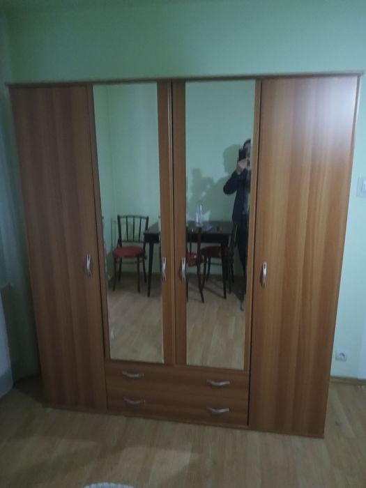 Vând dulap ca nou 220 2 m  1000 lei și canapea 500 lei