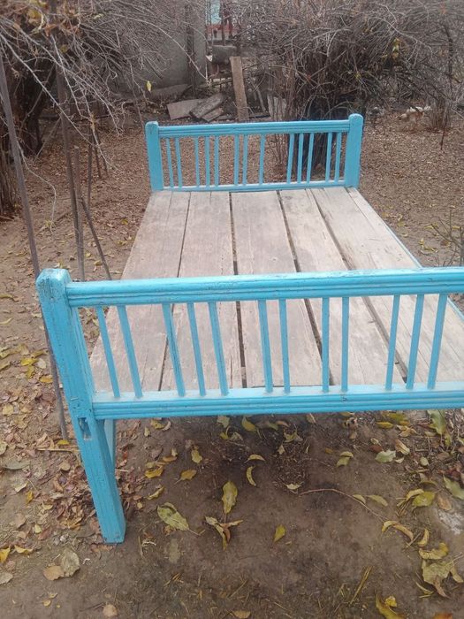 Чорпая Кровать дерево.