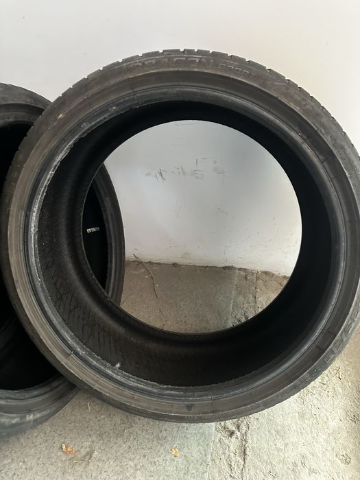 Pirelli R19 235/35 разнаширокий