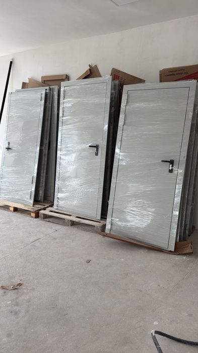 Установка входных дверей.