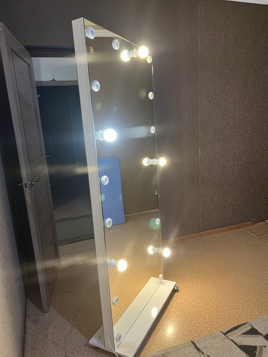 Напольное зеркало с лампами