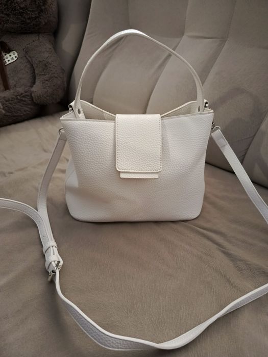 Дамска чанта цвят бял