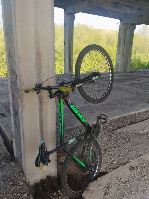 Продам велик в нормальном состоянии стоят новая рулевая и переключатил