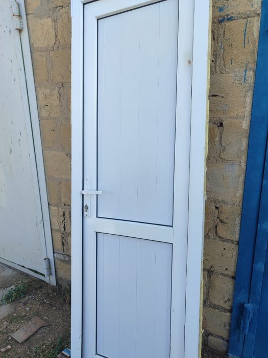 Продается пластиковая дверь глухая, 210х70