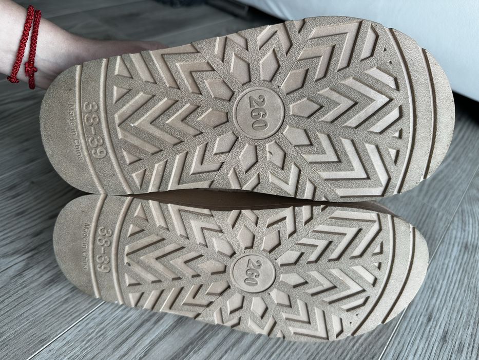 Model incaltaminte similar cu ugg