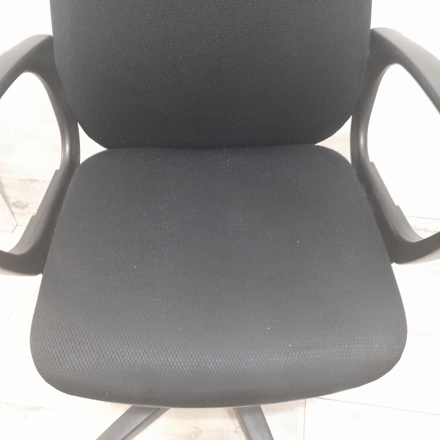 Продам офисное кресло и стулья