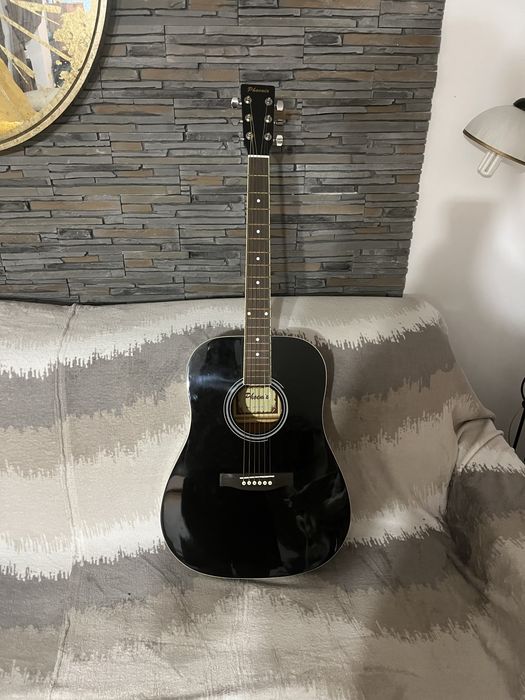 Chitară Phoenix cu husa inclusa