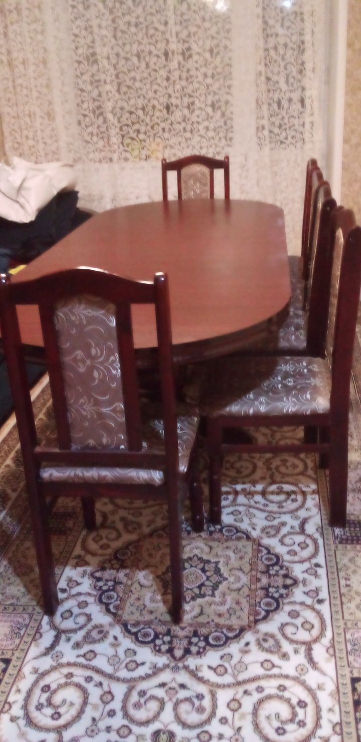 Продам стол со стульями  в гостинную