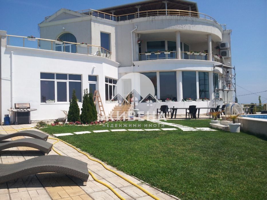 Отдавам под наем къща/ хотел в района на Бриз, РЗП: 850 кв.м