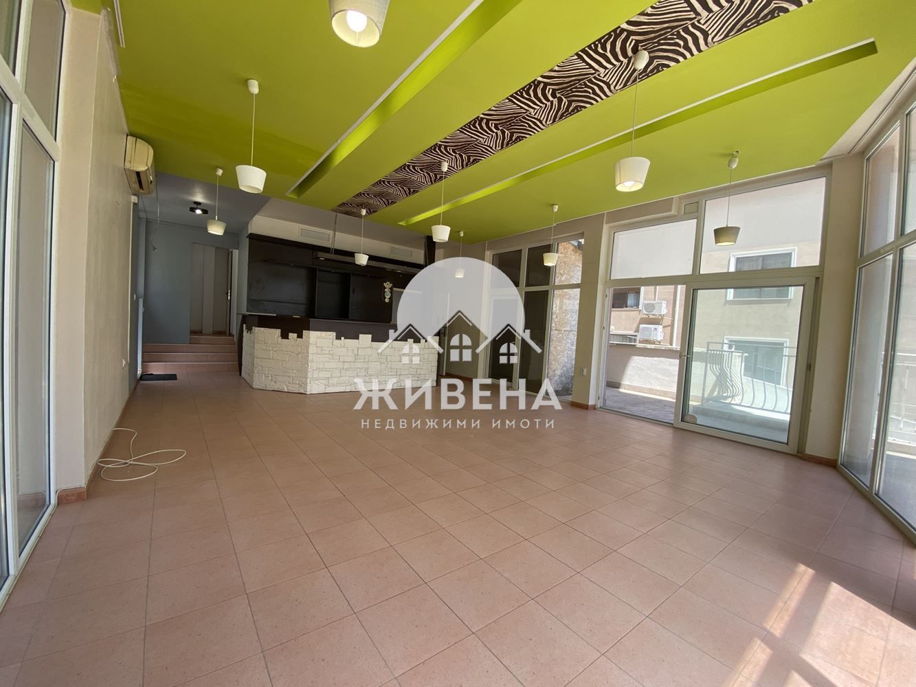 Заведение под наем в кв. Бриз, до Паметника, площ 143 кв.м
