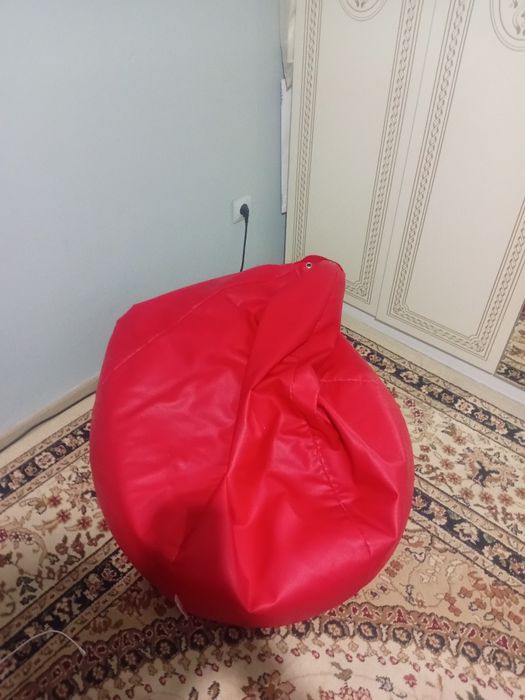 Продам пуфик красный