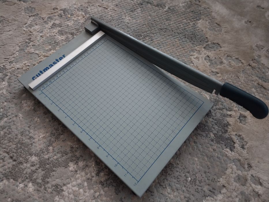 Устройство за точно рязане в права линия