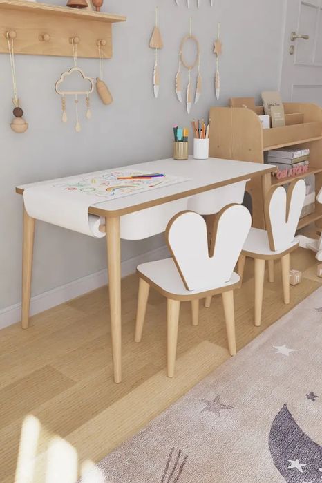 Детска масa със два стола и с ролка хартия за рисуване