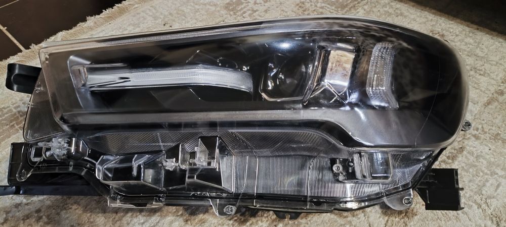 Фара левая Toyota Hilux 23г