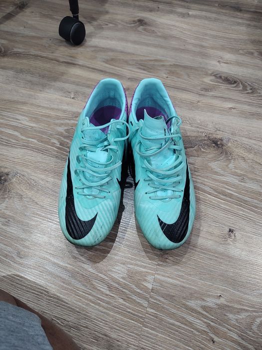 Футболни Бутонки