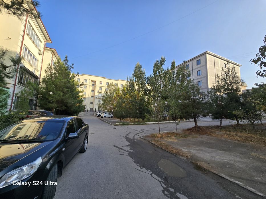 3 xonalik uy barca jixozlari bilan sotiladi