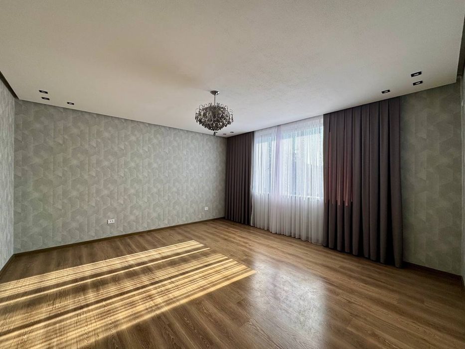 Дом 2х этажный новый построенный, 3 соток, 6 комнат, Лохутий