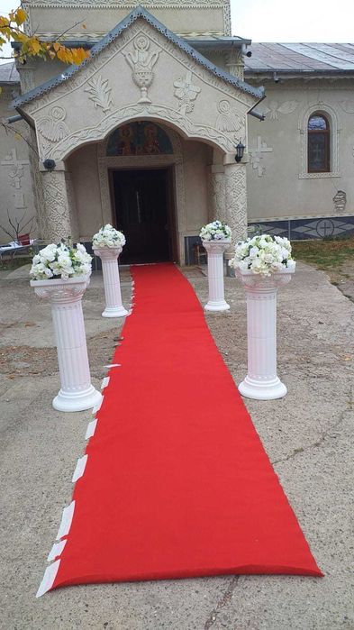 Porumbei albi și stâlpi florali în Iași