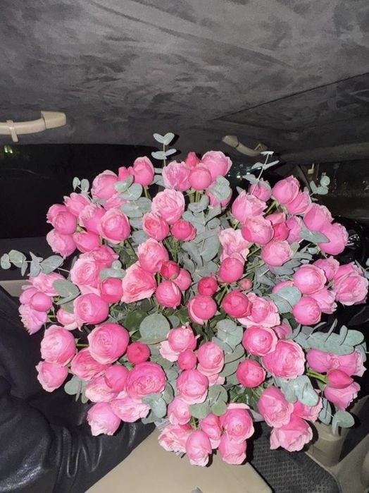 Продаю пионовидные розы  цветы срочно сегодня ночью. Купил в 20:00