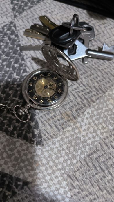 Продам серебряные винтажные часы