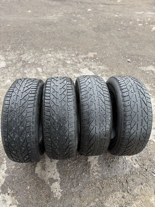 Шины зимние шипованные 215/65/R16