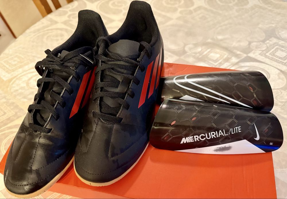 Спортни / футболни обувки ADIDAS + 2 корѝ подарък