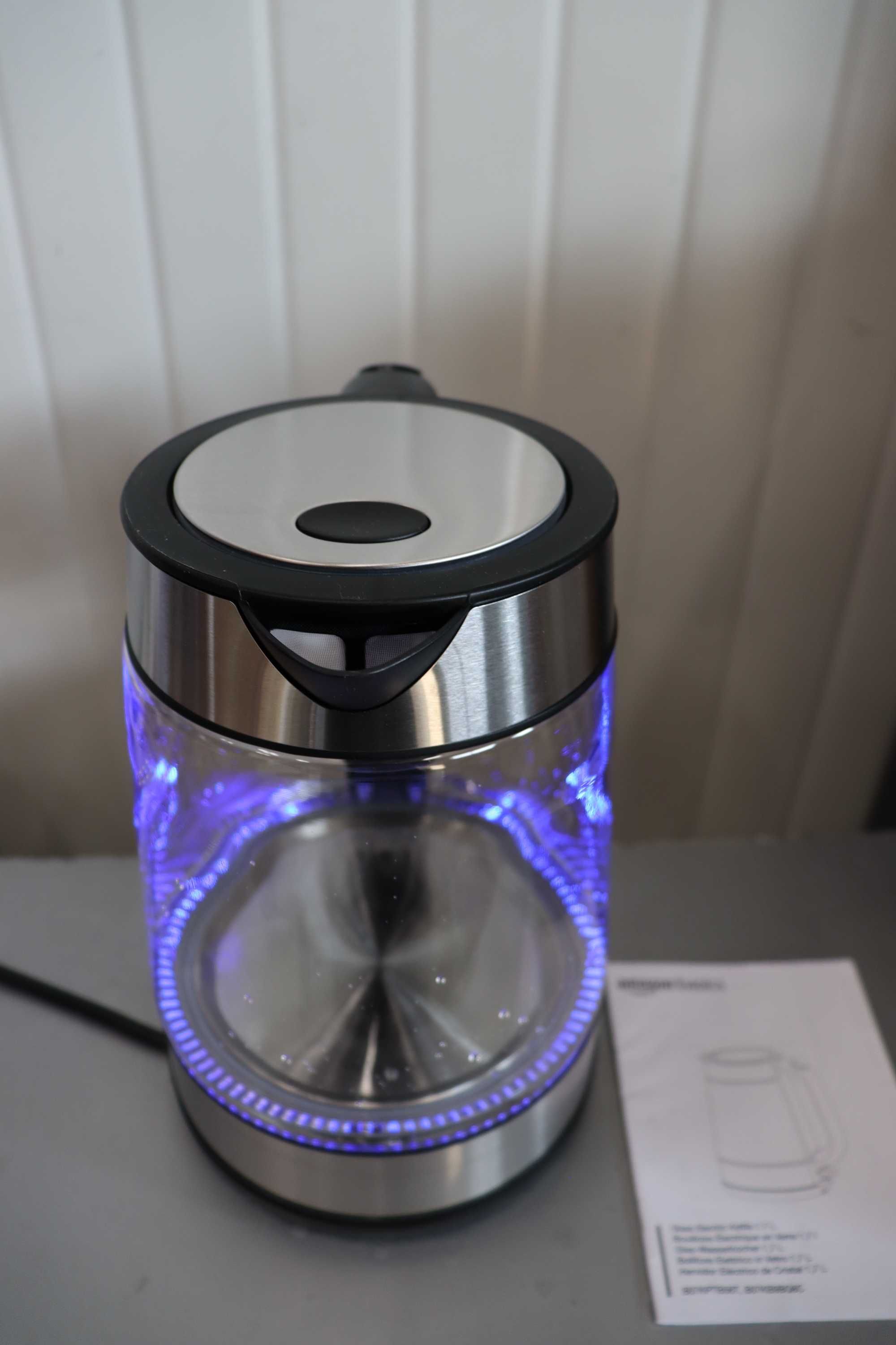 Кана за вода Amazon Basics Glass – 1.7 L, LED осветление