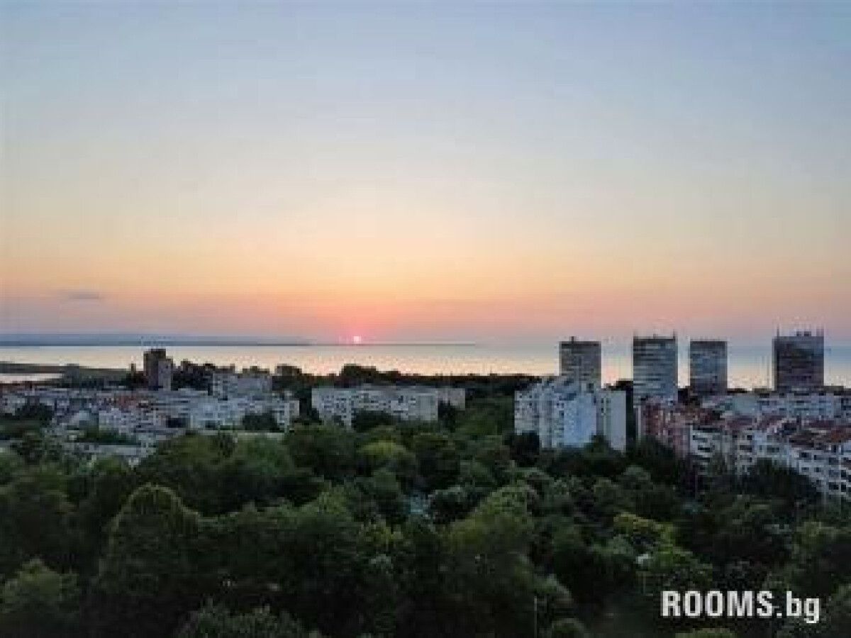Тристаен апартамент, в ж.к. Лазур, невероятна морска гледка!