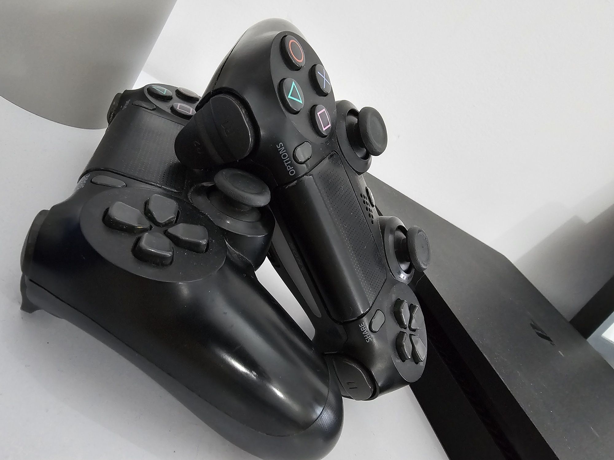Playstation 4 slim 1TB с 2 контролера