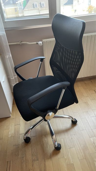 Бюро и стол, запазени.