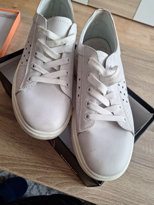 Бели кецове Тенденз