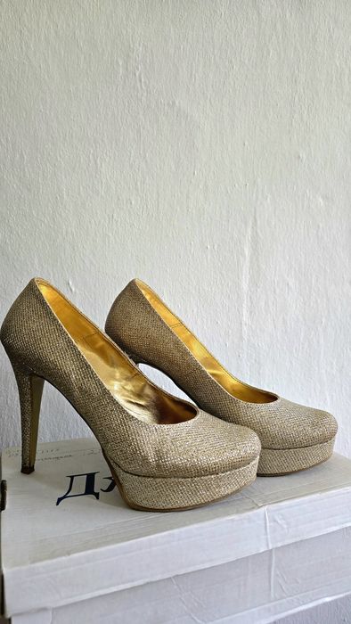 Златни обувки на ток