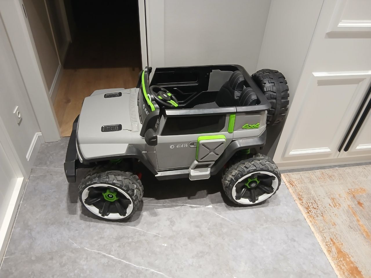 Detskiy elektro mobil