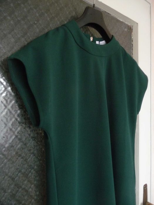 Тъмнозелена рокля, още си е с етикета