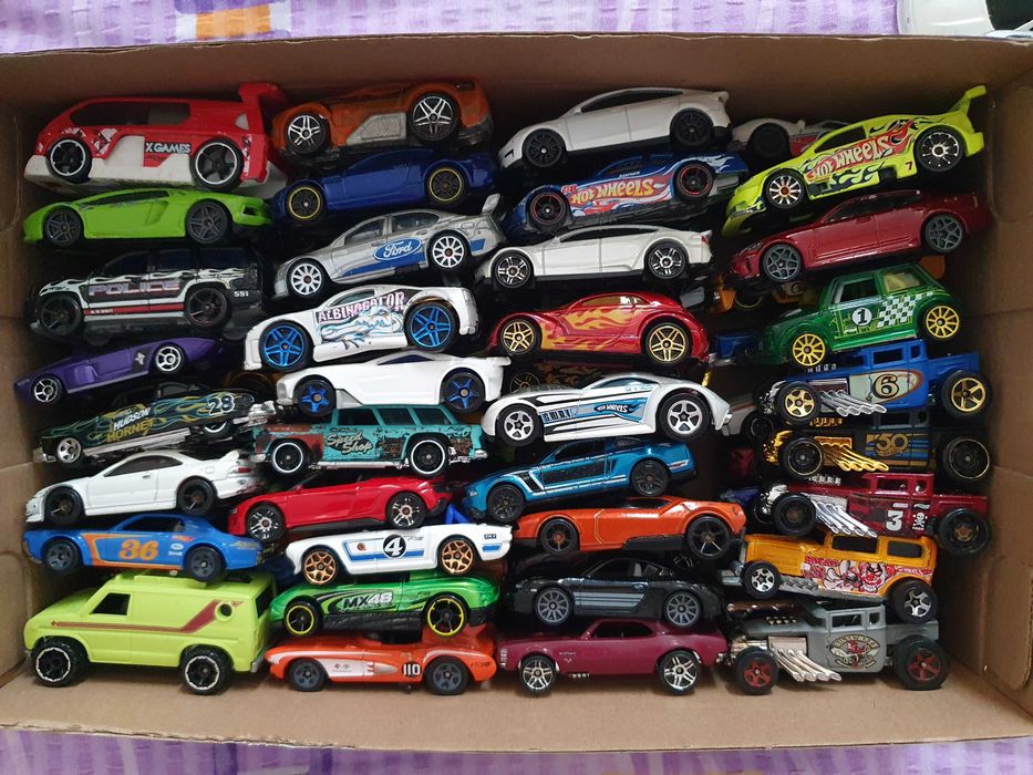 Masinute machete modele Burago, Mattel Hot Wheel, Maisto, Welly
