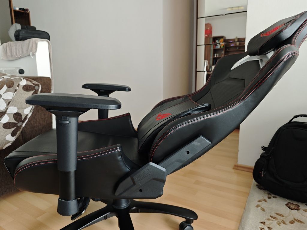 Scaun gaming Asus ROG Chariot Core SL300, ca nou cu garanție