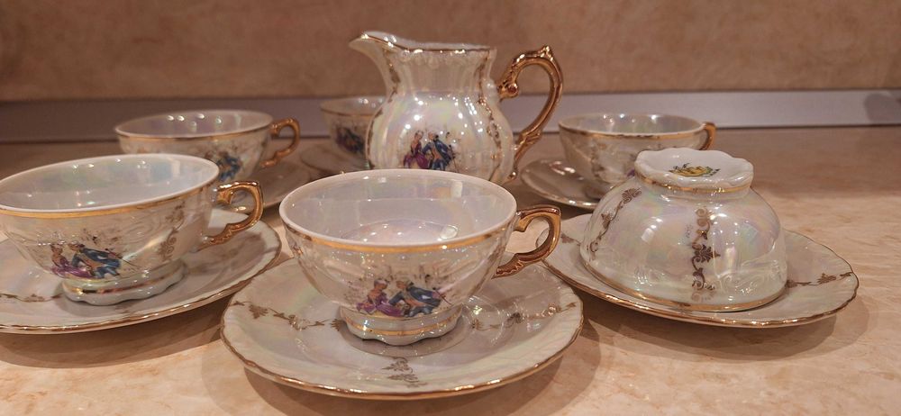 Порцеланен сервиз с чаши и чинийки