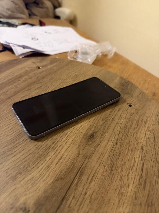 Samsung Galaxy Z Flip 6 – Stare bună, funcționează impecabil