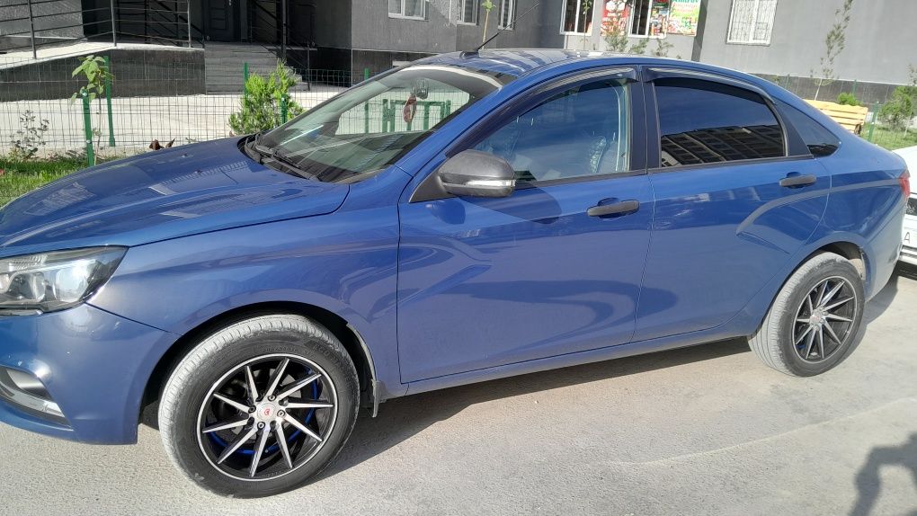 Lada vesta sotiladi srochno 7000$