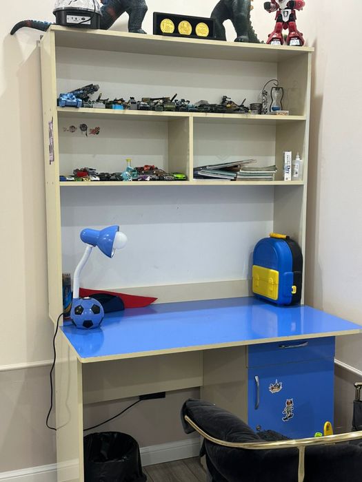 Продам детские кровати парту и шкаф