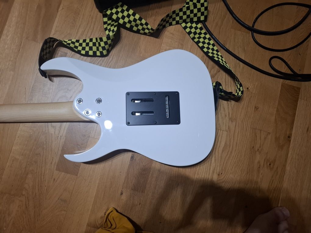 Китара и модулно кубе/усилвател ibanez grg140 white, mustang lt25