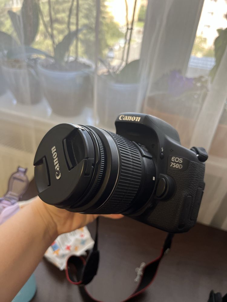 Aparat foto Canon 750D