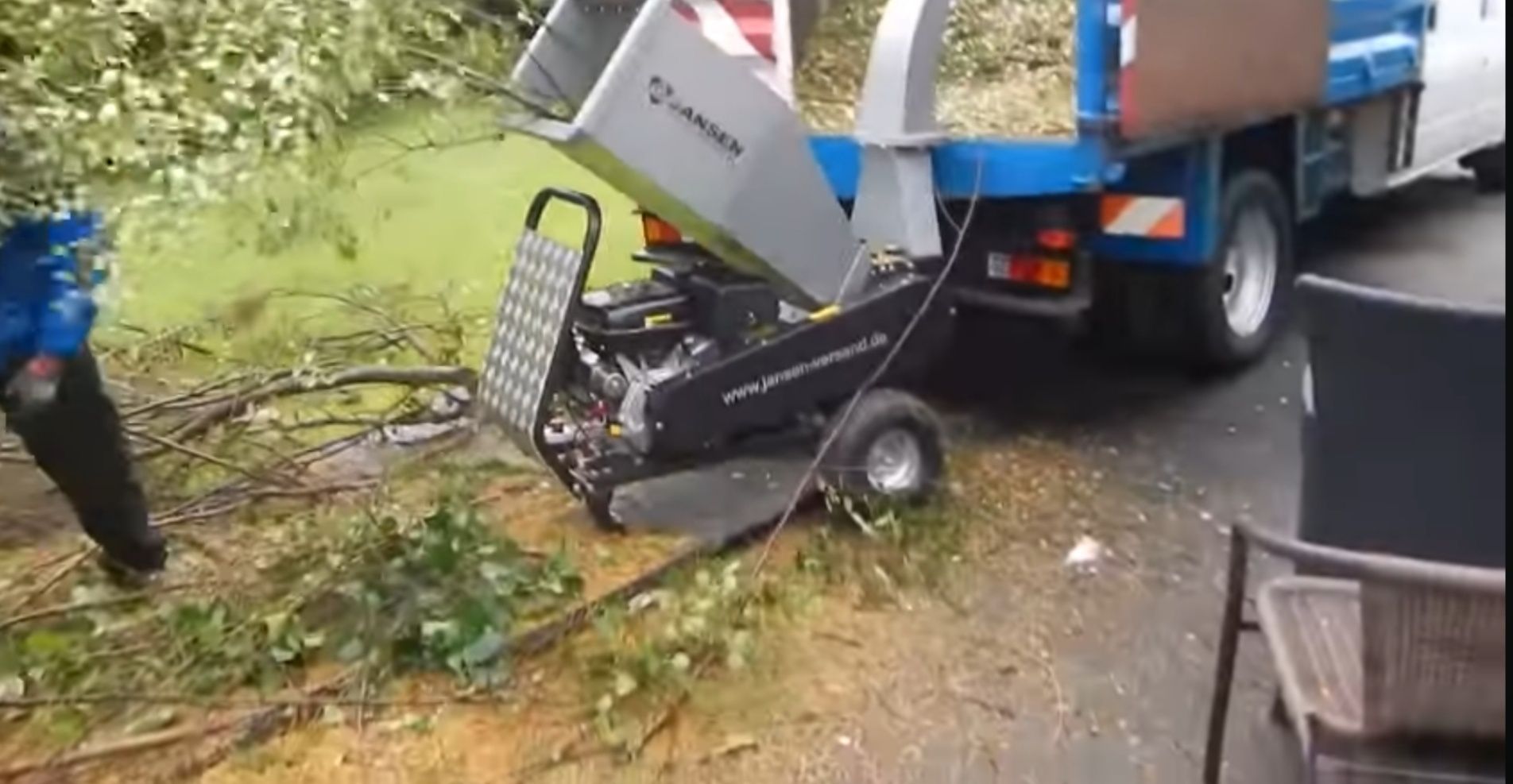 Servicii de tocare crengi, inlaturate cioturi, scarificare gazon
