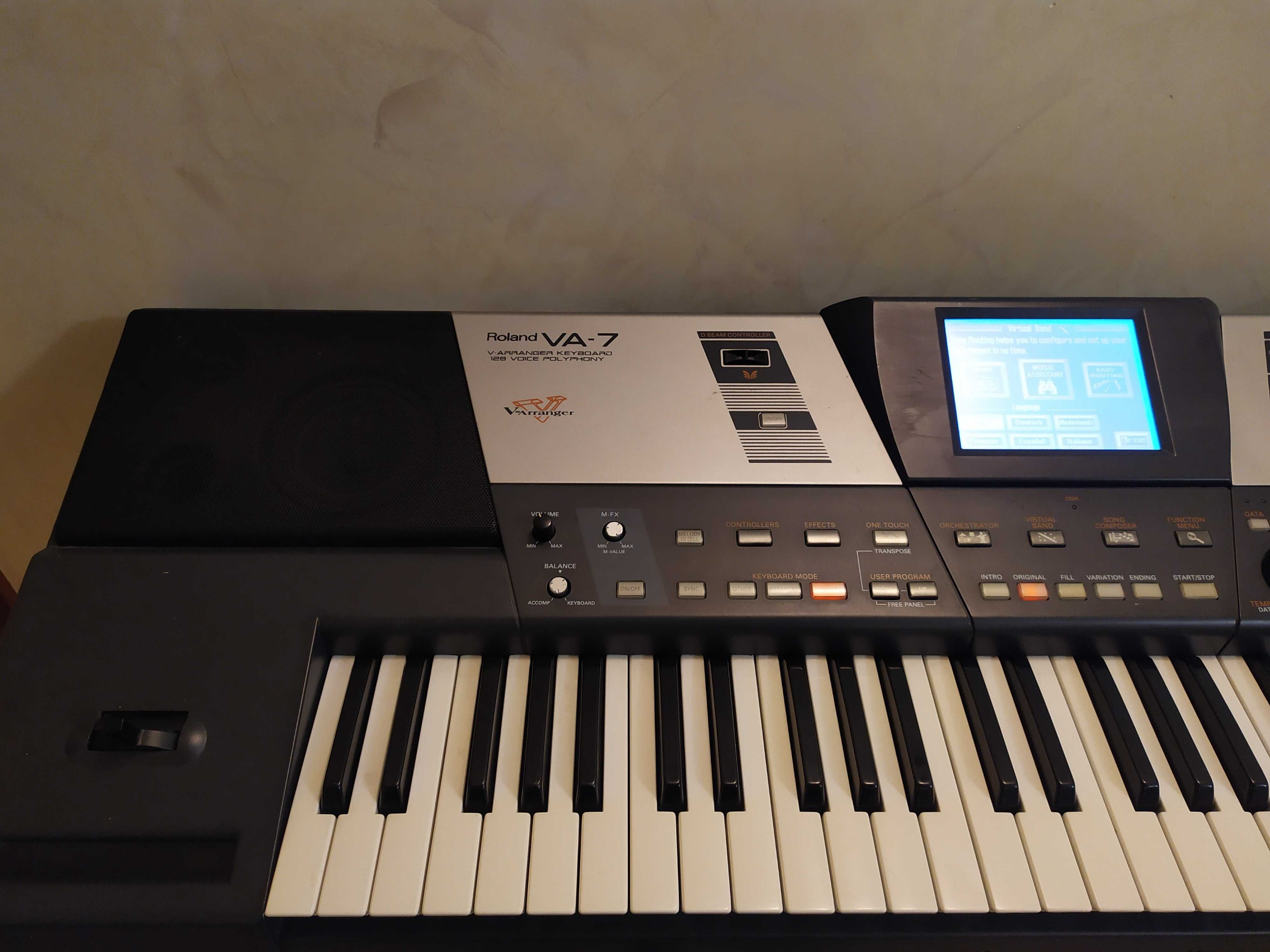 Синтезатор , клавир аранжор Roland VA-7 VariPhrase .