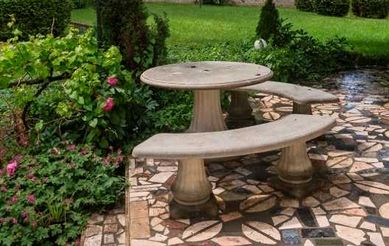 Градинска каменна маса с пейки