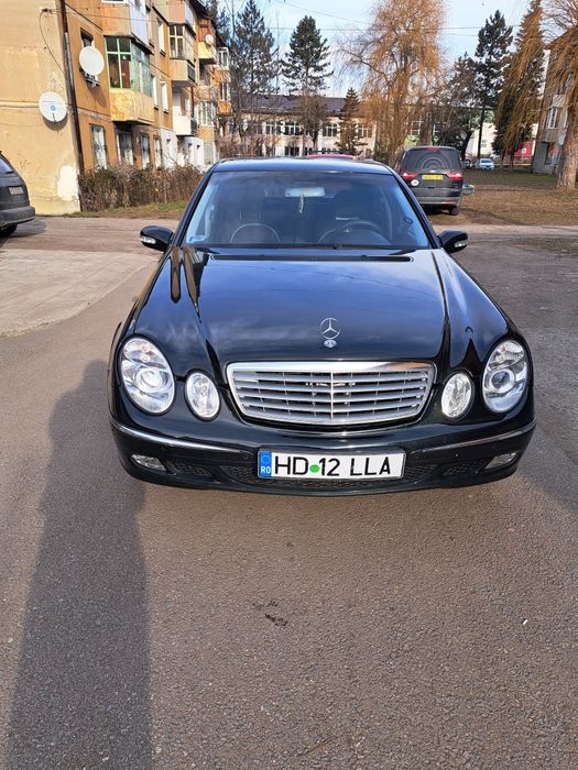 Vind Mercedes Benz  w211 270 în stare buna totul funcțional masina de