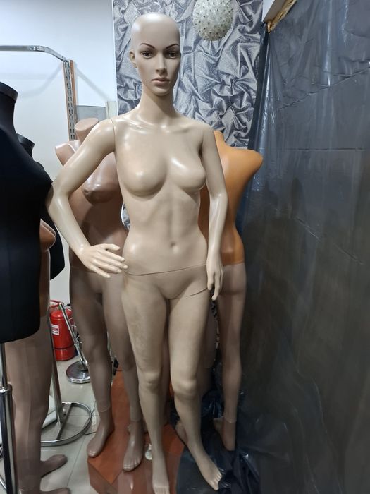 Vând mobilier magazin haine