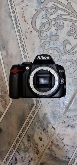Nikon D3000 (body)