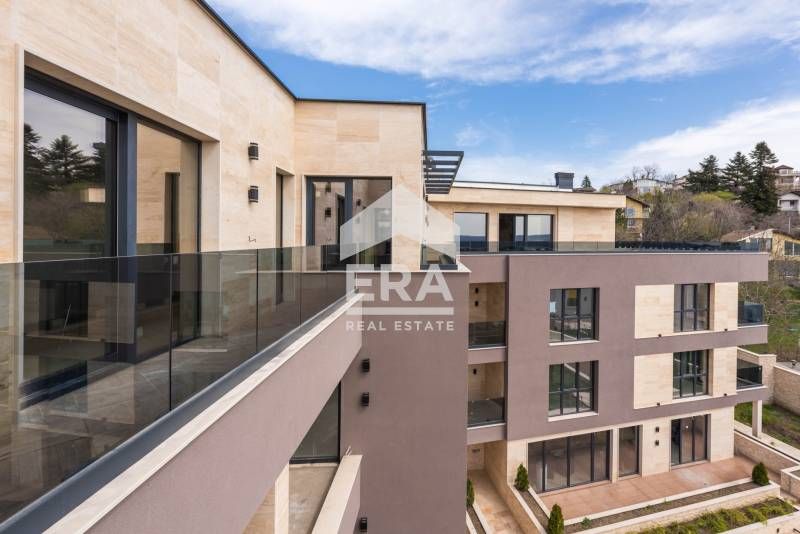 Многостаен пентхаус за продажба, с големи стаи и морска панорама, в но